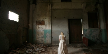 Kadikoy8217de-Metruk-Bina-Yangini-Camdan-Atlayan-Kisi-Agir-Yaralandi-featured