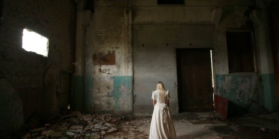 Kadikoy8217de-Metruk-Bina-Yangini-Camdan-Atlayan-Kisi-Agir-Yaralandi-featured